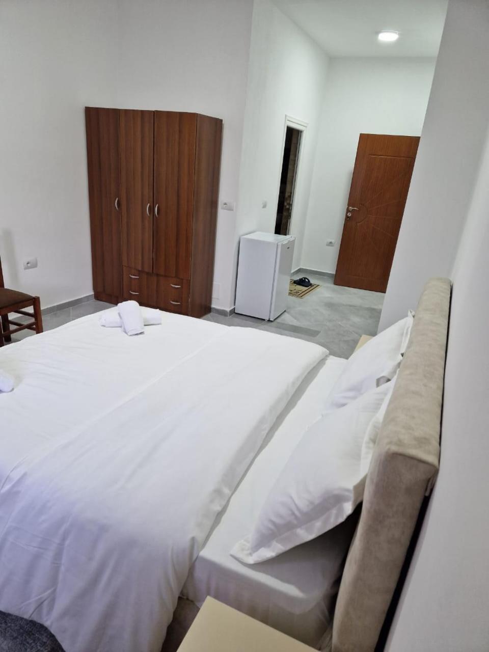 Bar-Restaurant-Hotel-Familja Klos Экстерьер фото